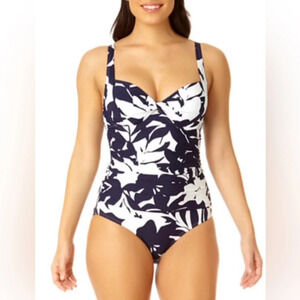 Women's Retro Twist Front Shirred One Piece
Swimsuit Size 24 W
